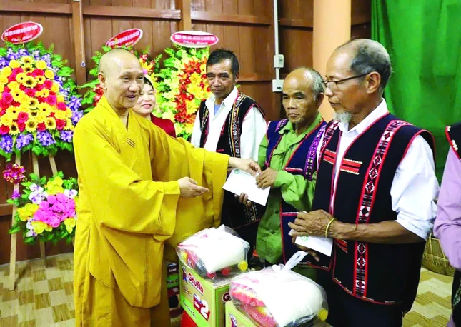 Hòa thượng Thích Thanh Điện trao quà tặng đến gia đình chính sách, đồng bào tại tỉnh Lào Cai Hòa thượng Thích Thanh Điện trao quà tặng đến gia đình chính sách, đồng bào tại tỉnh Lào Cai