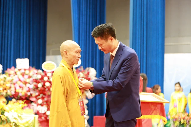 Hòa thượng Thích Thanh Điện đón nhận Huân chương Lao động hạng Nhì của Tổng Bí thư, Chủ tịch nước