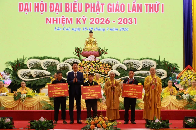 Trao tặng 3 căn nhà Đại đoàn kết đến các hộ nghèo trên địa bàn