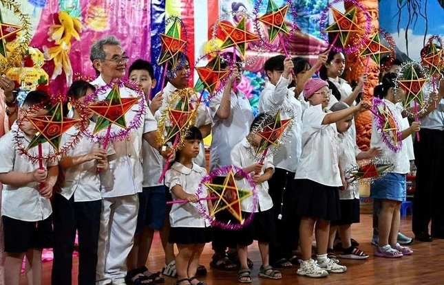 Những chiếc đèn lồng lung linh sắc màu, nhịp trống múa lân rộn rã cùng ánh mắt rạng ngời hạnh phúc của các em nhỏ trong Đêm hội "Vui Trung thu" Những chiếc đèn lồng lung linh sắc màu, nhịp trống múa lân rộn rã cùng ánh mắt rạng ngời hạnh phúc của các em nhỏ trong Đêm hội "Vui Trung thu"