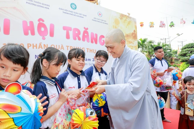 Ni sư trụ trì chùa Thiên Quang trao quà trung thu đến các em