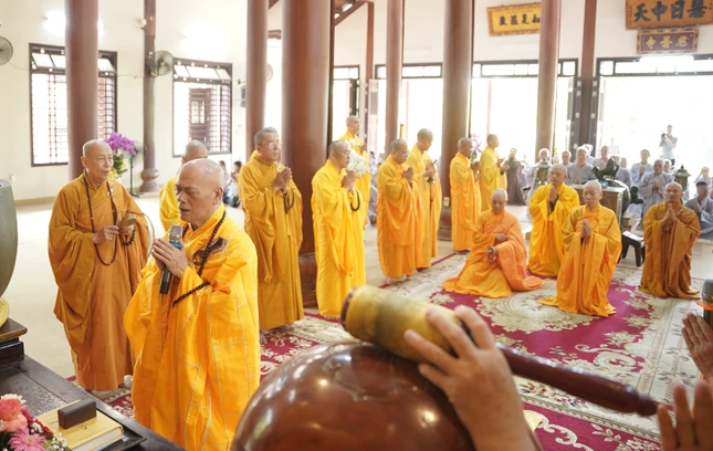 Hòa thượng Thích Giác Đạo sám chủ khóa lễ cúng ngọ truyền thống