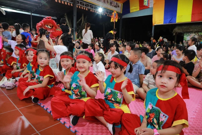 Các em nhỏ vui Trung thu tại chùa Thiên Trúc Các em nhỏ vui Trung thu tại chùa Thiên Trúc