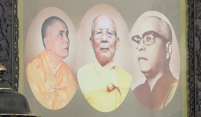 Chân dung chư vị Trưởng lão Hòa thượng Thích Thiện Siêu (giữa), Hòa thượng Thích Trí Quang (trái) và Hòa thượng Thích Thiện Minh tại tổ đình Từ Đàm