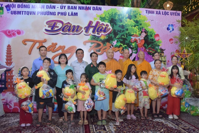 Trao quà trung thu đến các em thiếu nhi Trao quà trung thu đến các em thiếu nhi