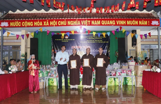 Đại đức Thích Minh Thuận đại diện Công ty TNHH Nhựa Long Thành gửi tặng quà, học bổng đến học sinh, người dân buôn làng tại xã Quảng Phú, Đắk Lắk; Chính quyền địa phương tri ân đến đại diện đoàn từ thiện