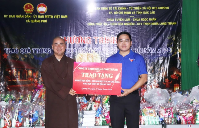 Đại đức Thích Minh Thuận đại diện Công ty TNHH Nhựa Long Thành gửi tặng quà, học bổng đến học sinh, người dân buôn làng tại xã Quảng Phú, Đắk Lắk; Chính quyền địa phương tri ân đến đại diện đoàn từ thiện