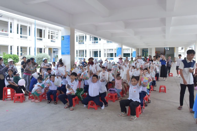 Các em học sinh Trường Tiểu học Lạc Đạo (phường Phan Thiết) háo hức nhận quà Các em học sinh Trường Tiểu học Lạc Đạo (phường Phan Thiết) háo hức nhận quà