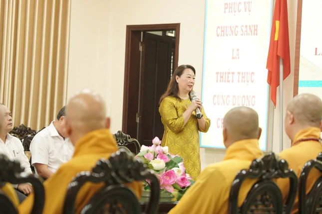 Bà Nguyễn Thị Ái, Phó Chủ tịch Thường trực Ủy ban MTTQVN TP.Huế đánh giá cao công tác an sinh xã hội của Phật giáo cố đô Bà Nguyễn Thị Ái, Phó Chủ tịch Thường trực Ủy ban MTTQVN TP.Huế đánh giá cao công tác an sinh xã hội của Phật giáo cố đô