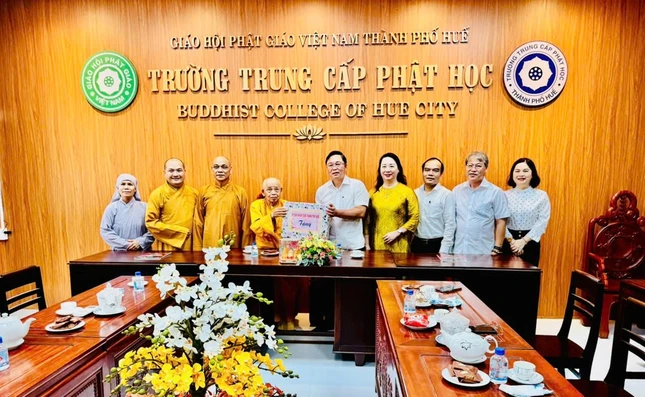 Vấn an Trưởng lão Hòa thượng Thích Đức Thanh tại Văn phòng Trường Trung cấp Phật học TP.Huế Vấn an Trưởng lão Hòa thượng Thích Đức Thanh tại Văn phòng Trường Trung cấp Phật học TP.Huế