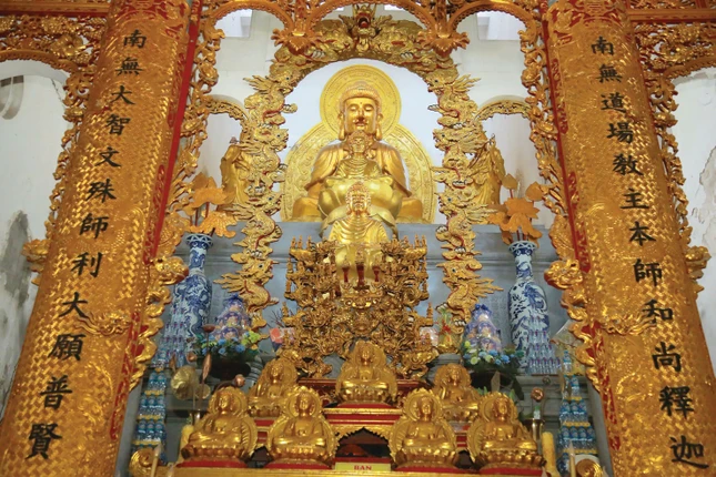 Tượng Phật trong chánh điện Tượng Phật trong chánh điện