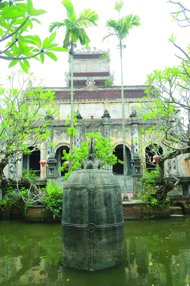 Đại hồng chung trọng lượng 9 tấn giữa hồ nước trước chánh điện Đại hồng chung trọng lượng 9 tấn giữa hồ nước trước chánh điện