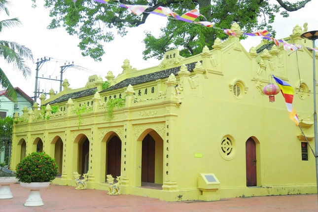 Mái chùa Cổ Lễ; Điện Thiên thủ Thiên nhãn (Hội quán đường); Đền Mẫu trong khuôn viên chùa Cổ Lễ hiện nay Mái chùa Cổ Lễ; Điện Thiên thủ Thiên nhãn (Hội quán đường); Đền Mẫu trong khuôn viên chùa Cổ Lễ hiện nay