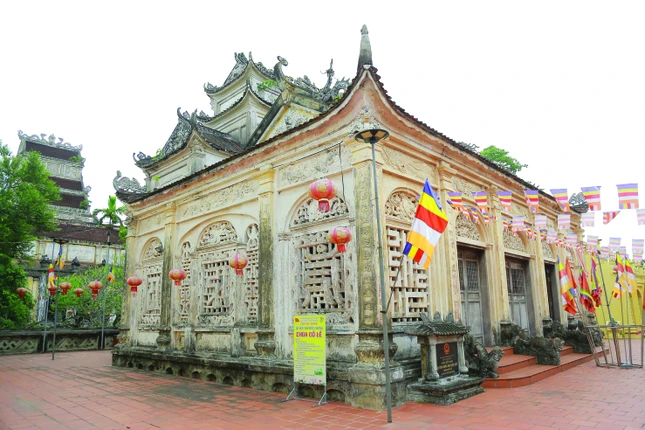 Mái chùa Cổ Lễ; Điện Thiên thủ Thiên nhãn (Hội quán đường); Đền Mẫu trong khuôn viên chùa Cổ Lễ hiện nay Mái chùa Cổ Lễ; Điện Thiên thủ Thiên nhãn (Hội quán đường); Đền Mẫu trong khuôn viên chùa Cổ Lễ hiện nay