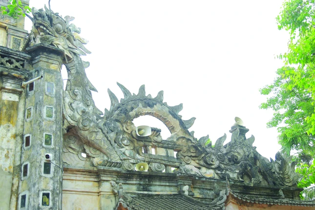 Phù điêu hình Phật và rồng Phù điêu hình Phật và rồng