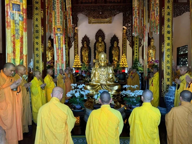 Khóa lễ cúng ngọ tại chánh điện chùa Phổ Quang - Ảnh: Quảng Nguyện