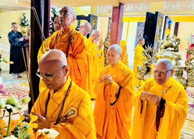 Chư tôn giáo phẩm dâng hương tưởng niệm - Ảnh: Quảng Nguyện Chư tôn giáo phẩm dâng hương tưởng niệm - Ảnh: Quảng Nguyện