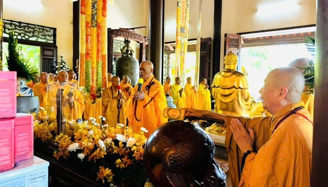 Hòa thượng Thích Giác Đạo đương vi sám chủ khóa lễ cúng ngọ truyền thống thiền môn xứ Huế - Ảnh: Quảng Nguyện Hòa thượng Thích Giác Đạo đương vi sám chủ khóa lễ cúng ngọ truyền thống thiền môn xứ Huế - Ảnh: Quảng Nguyện