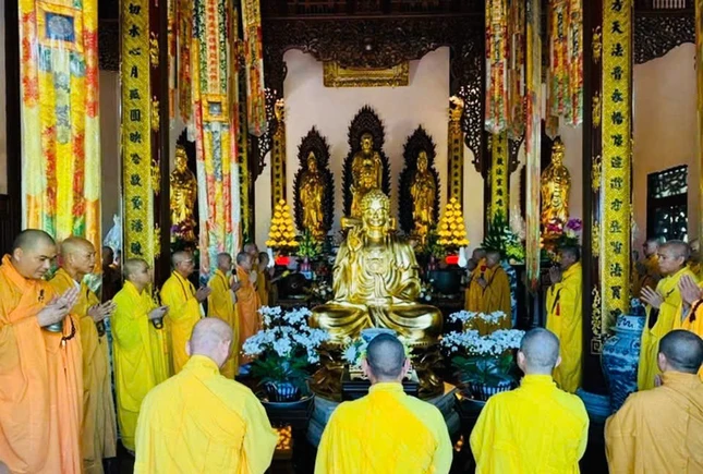 Khóa lễ cúng ngọ tại chánh điện chùa Phổ Quang - Ảnh: Quảng Nguyện Khóa lễ cúng ngọ tại chánh điện chùa Phổ Quang - Ảnh: Quảng Nguyện