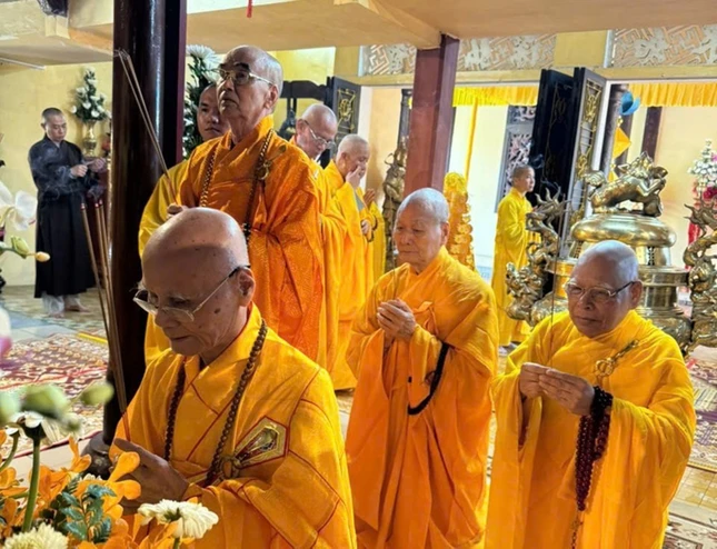Chư tôn giáo phẩm dâng hương tưởng niệm - Ảnh: Quảng Nguyện