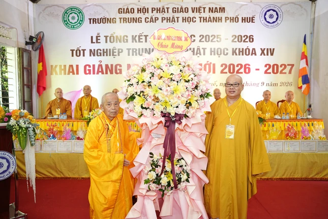 Lẵng hoa chúc mừng của Ban Giáo dục Phật giáo T.Ư Lẵng hoa chúc mừng của Ban Giáo dục Phật giáo T.Ư