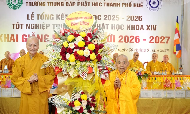 Hòa thượng Thích Hải Ấn, Viện trưởng Học viện Phật giáo VN tại Huế tặng hoa chúc mừng Hòa thượng Thích Hải Ấn, Viện trưởng Học viện Phật giáo VN tại Huế tặng hoa chúc mừng