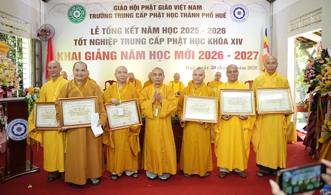 Tập thể và cá nhân nhận Bằng tuyên dương công đức của Ban Giáo dục Phật giáo T.Ư Tập thể và cá nhân nhận Bằng tuyên dương công đức của Ban Giáo dục Phật giáo T.Ư