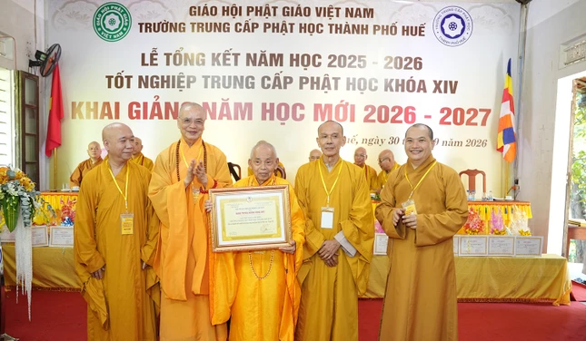 Tập thể Ban Giám hiệu Trường Trung cấp Phật học TP.Huế nhận Bằng tuyên dương công đức của Ban Trị sự GHPGVN TP.Huế Tập thể Ban Giám hiệu Trường Trung cấp Phật học TP.Huế nhận Bằng tuyên dương công đức của Ban Trị sự GHPGVN TP.Huế