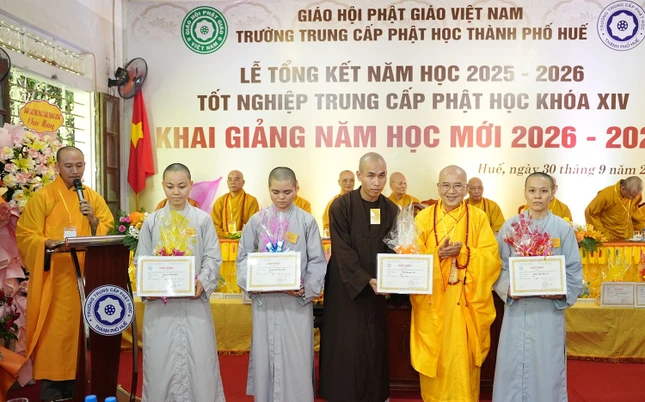 Hòa thượng Thích Khế Chơn tặng Bằng khen đến Tăng Ni sinh có thành tích xuất sắc Hòa thượng Thích Khế Chơn tặng Bằng khen đến Tăng Ni sinh có thành tích xuất sắc