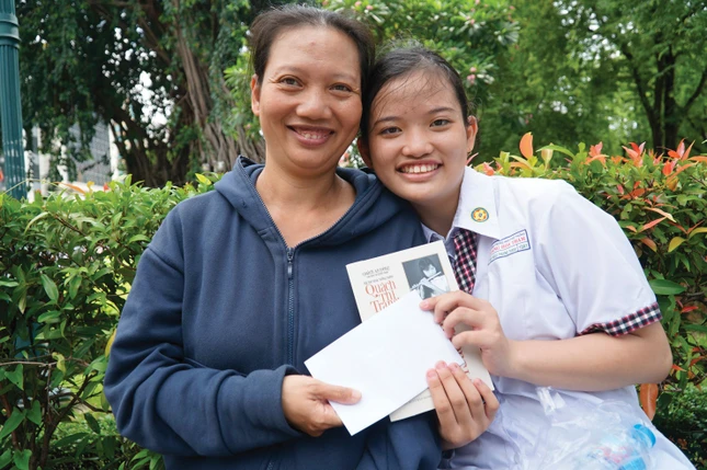 Trần Ngọc Phương Thanh (trái) và Trần Lê Yến Trang cùng mẹ của mình