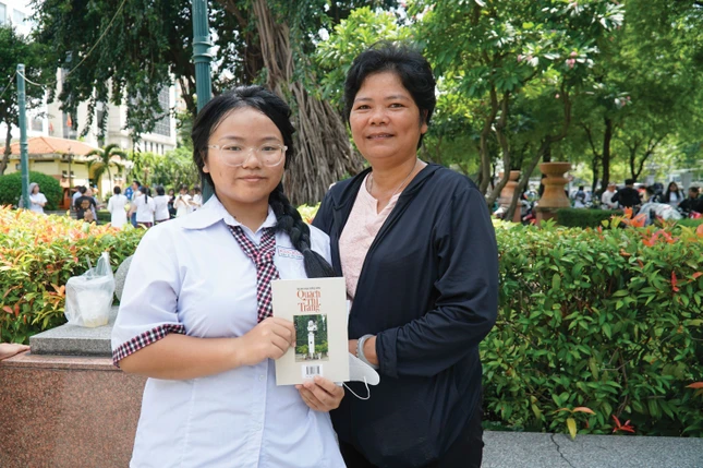 Trần Ngọc Phương Thanh (trái) và Trần Lê Yến Trang cùng mẹ của mình
