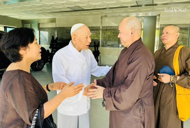 Thăm Hòa thượng Jwasan Sangsa, Tổng Đại sư Phật giáo Won Thăm Hòa thượng Jwasan Sangsa, Tổng Đại sư Phật giáo Won