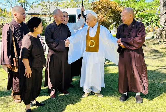 Thăm Hòa thượng Jwasan Sangsa, Tổng Đại sư Phật giáo Won Thăm Hòa thượng Jwasan Sangsa, Tổng Đại sư Phật giáo Won