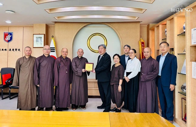 Tại Đại học Phật giáo Wonkwang Tại Đại học Phật giáo Wonkwang