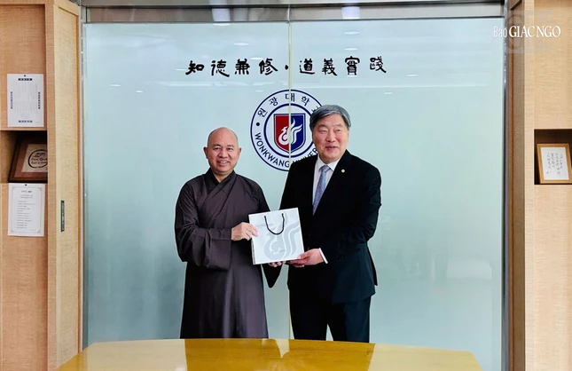 Tại Đại học Phật giáo Wonkwang Tại Đại học Phật giáo Wonkwang