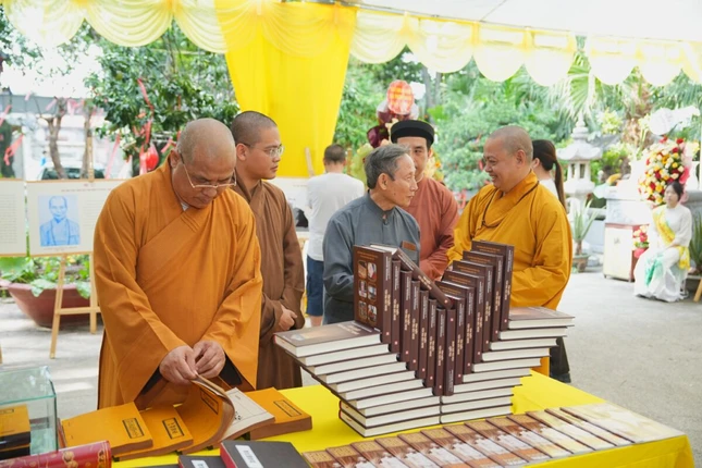 Tham quan triển lãm, trưng bày Tham quan triển lãm, trưng bày