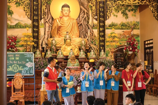 Khoảnh khắc vui nhộn, hồi hợp của các thí sinh bước vào cuộc thi vấn đáp, thuyết trình