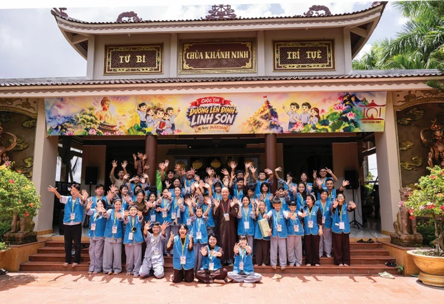 Đại đức Thích Minh Thạnh đồng hành cùng các em thiếu nhi, thanh thiếu niên tham gia cuộc thi