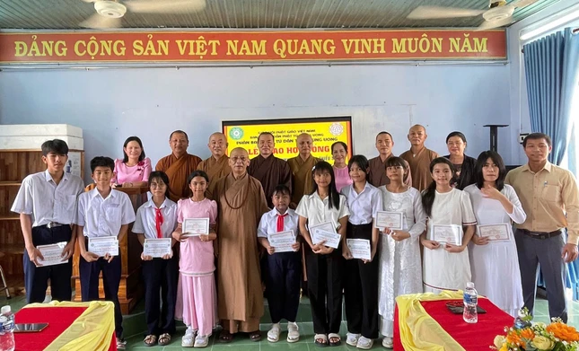 Trao học bổng đến các em học sinh Trường THCS Xuân Hải (Phân hiệu THCS Mai Thúc Loan)