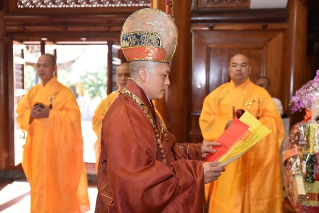 Nghi lễ Phật giáo còn có chức năng giáo dục đạo đức rất rõ nét thông qua các nghi thức sám hối, tụng giới, cầu nguyện, hồi hướng và các sinh hoạt cộng đồng Nghi lễ Phật giáo còn có chức năng giáo dục đạo đức rất rõ nét thông qua các nghi thức sám hối, tụng giới, cầu nguyện, hồi hướng và các sinh hoạt cộng đồng