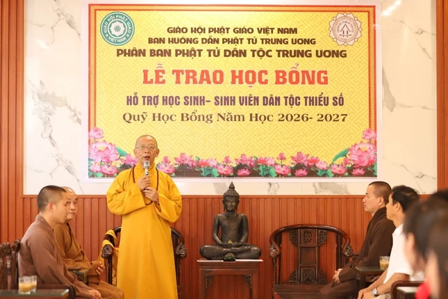 Thượng tọa Thích Quảng Tuấn phát biểu tại buổi trao học bổng