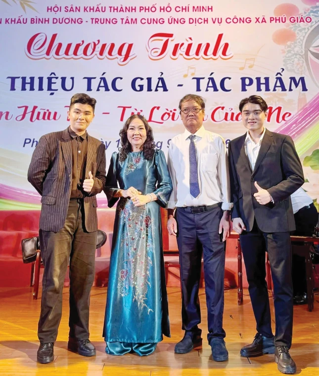 Tâm Phúc Linh (trái) tham gia chương trình Giới thiệu tác giả, tác phẩm của Hội Sân khấu TP.HCM Tâm Phúc Linh (trái) tham gia chương trình Giới thiệu tác giả, tác phẩm của Hội Sân khấu TP.HCM