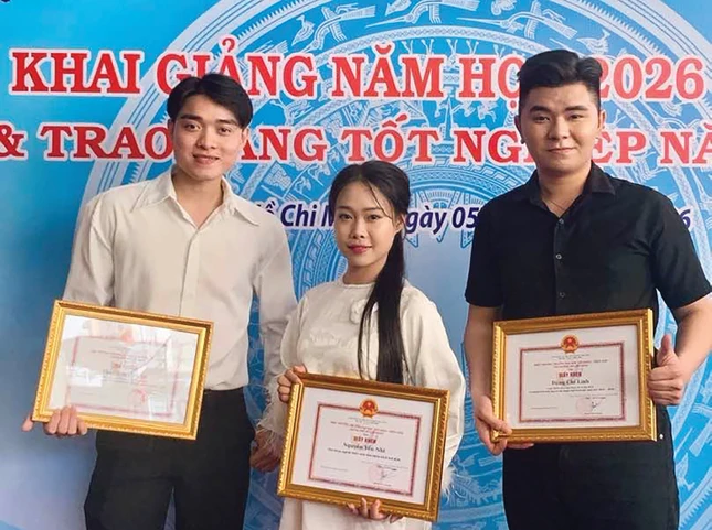 Tâm Phúc Linh (phải) nhận Bằng khen của Trường Đại học Sân khấu - Điện ảnh TP.HCM Tâm Phúc Linh (phải) nhận Bằng khen của Trường Đại học Sân khấu - Điện ảnh TP.HCM