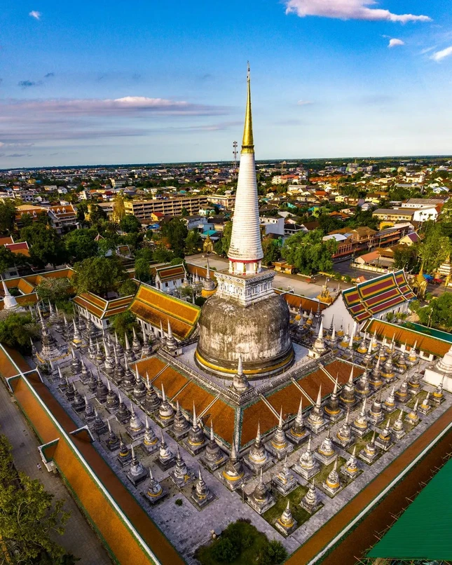 Toàn cảnh Wat Phra Mahathat Woramahawihan, ngôi chùa của Thái Lan vừa được UNESCO công nhận là Di sản thế giới Toàn cảnh Wat Phra Mahathat Woramahawihan, ngôi chùa của Thái Lan vừa được UNESCO công nhận là Di sản thế giới
