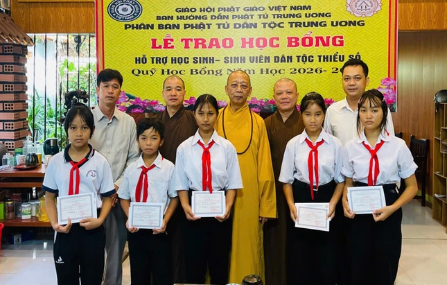 Các em nhận học bổng tại chùa Đại Quang (xã Vĩnh Thạnh) và Trường Phổ thông Dân tộc Nội trú Hoài Ân