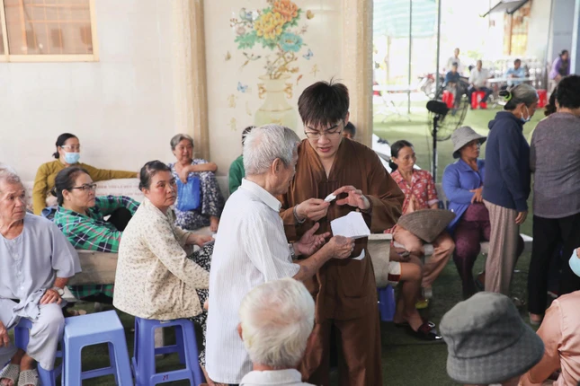 Mối nhân duyên đưa Thanh Nghiêm đến với Phật giáo bắt đầu từ những hoạt động xã hội, thiện nguyện