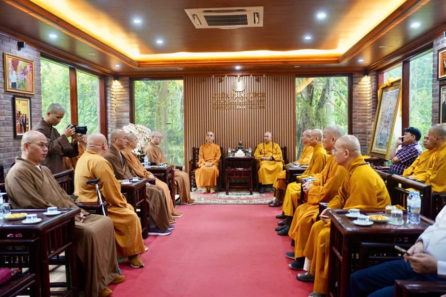 Tại Văn phòng chùa Phật Tích