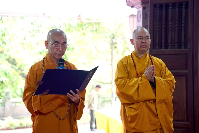 Hòa thượng Thích Hướng Nguyện chia sẻ tại buổi tọa đàm