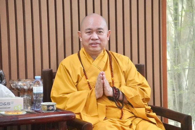 Thượng tọa Thích Đức Thiện hoan hỷ đón tiếp đoàn