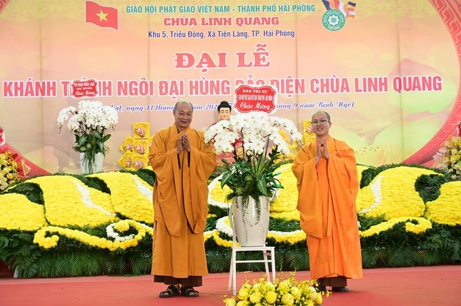 Ban Trị sự GHPGVN TP.Hải Phòng tặng hoa chúc mừng
